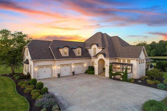 Single Family Homes 为 销售 在 5604 N Lakeshore Drive Muncie, 印第安纳州 47304 美国