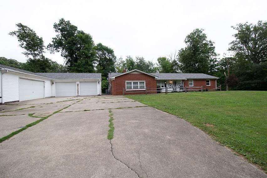 Single Family Homes pour l Vente à 19543 E Lake Site Drive Hope, Indiana 47246 États-Unis