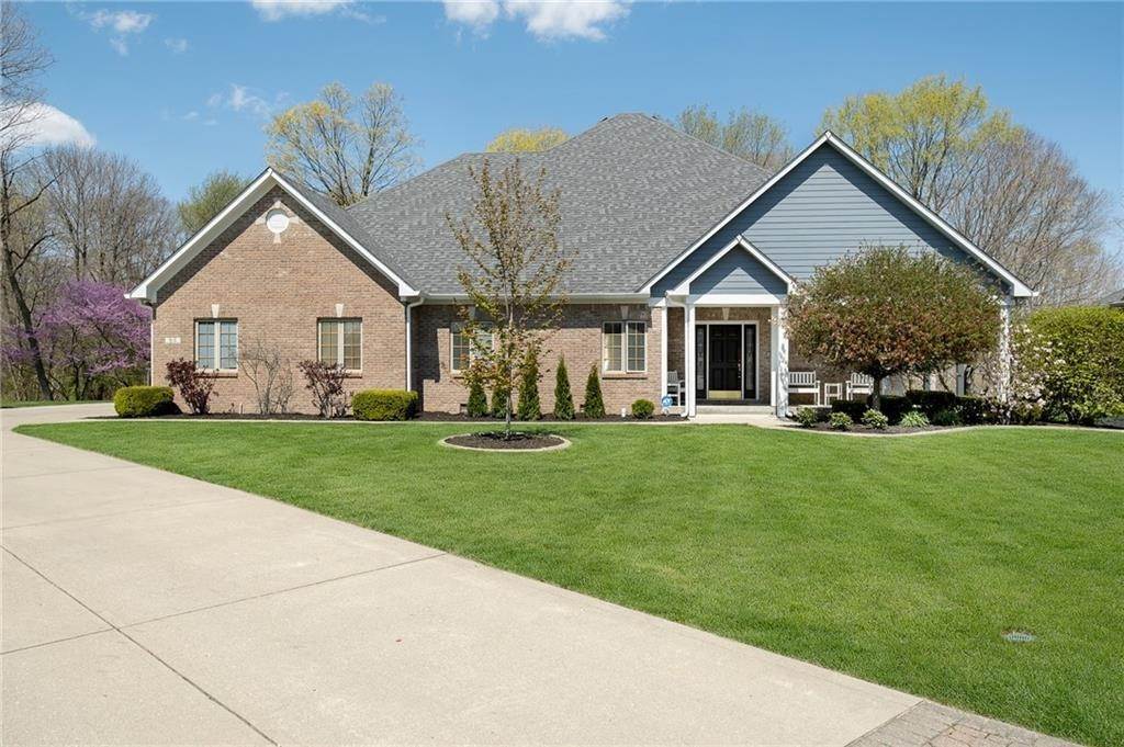 Single Family Homes 为 销售 在 815 Copperfield Lane Danville, 印第安纳州 46122 美国