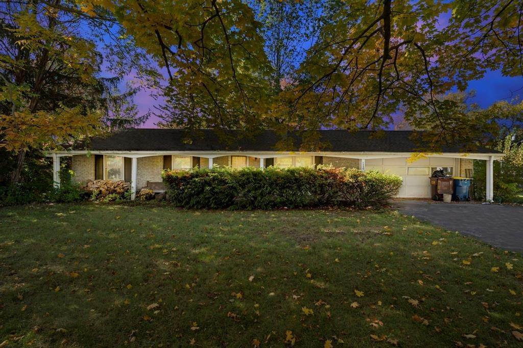 Single Family Homes для того Продажа на 1320 Kenwood Drive Bluffton, Индиана 46714 Соединенные Штаты