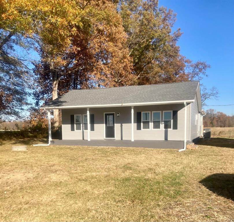 Single Family Homes 为 销售 在 10010 S County Road 900 Crothersville, 印第安纳州 47229 美国