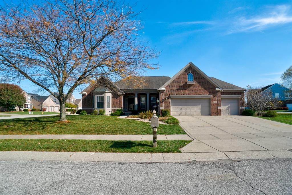 Single Family Homes 为 销售 在 359 Arborglen Drive 布朗茨堡, 印第安纳州 46112 美国