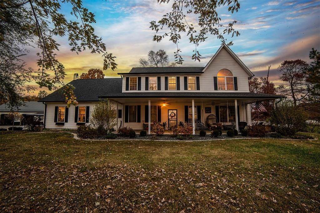 Single Family Homes 为 销售 在 2222 Vfw Road Mitchell, 印第安纳州 47446 美国