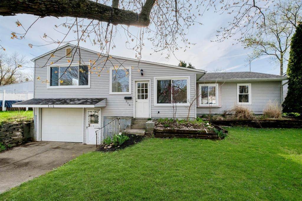 Single Family Homes 为 销售 在 316 Avalon Lane Chesterfield, 印第安纳州 46017 美国