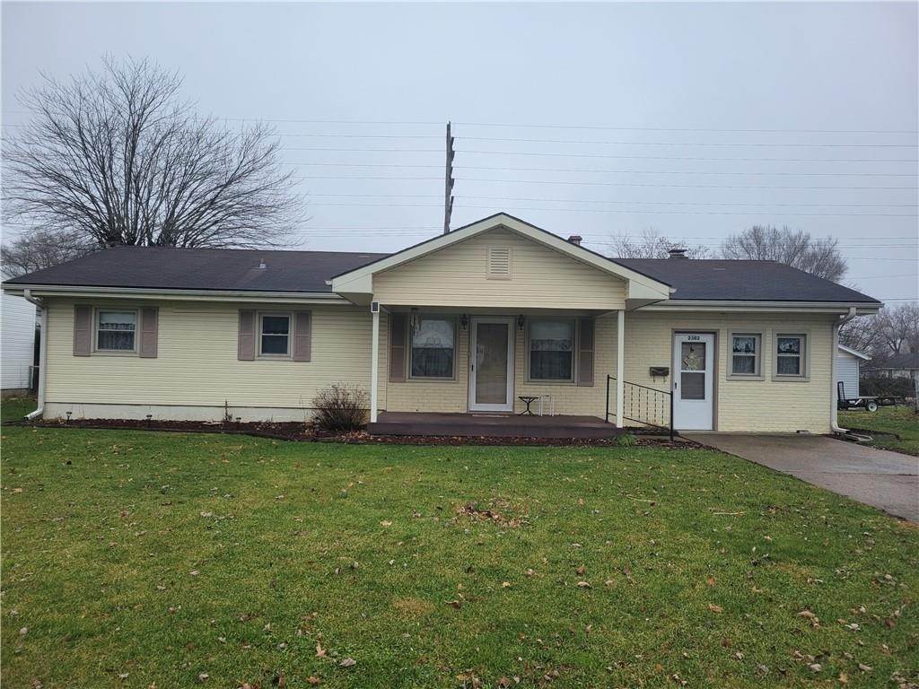 Single Family Homes pour l Vente à 2302 Whitewater Avenue Connersville, Indiana 47331 États-Unis