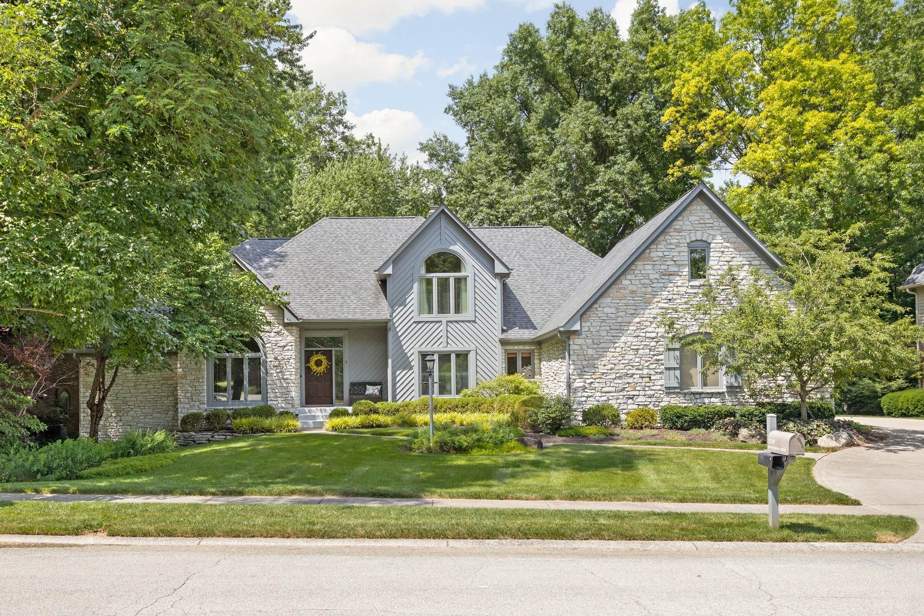 Single Family Homes 为 销售 在 Stunning Home on Gorgeous Lot 5200 Carrington Circle 卡梅尔, 印第安纳州 46033 美国