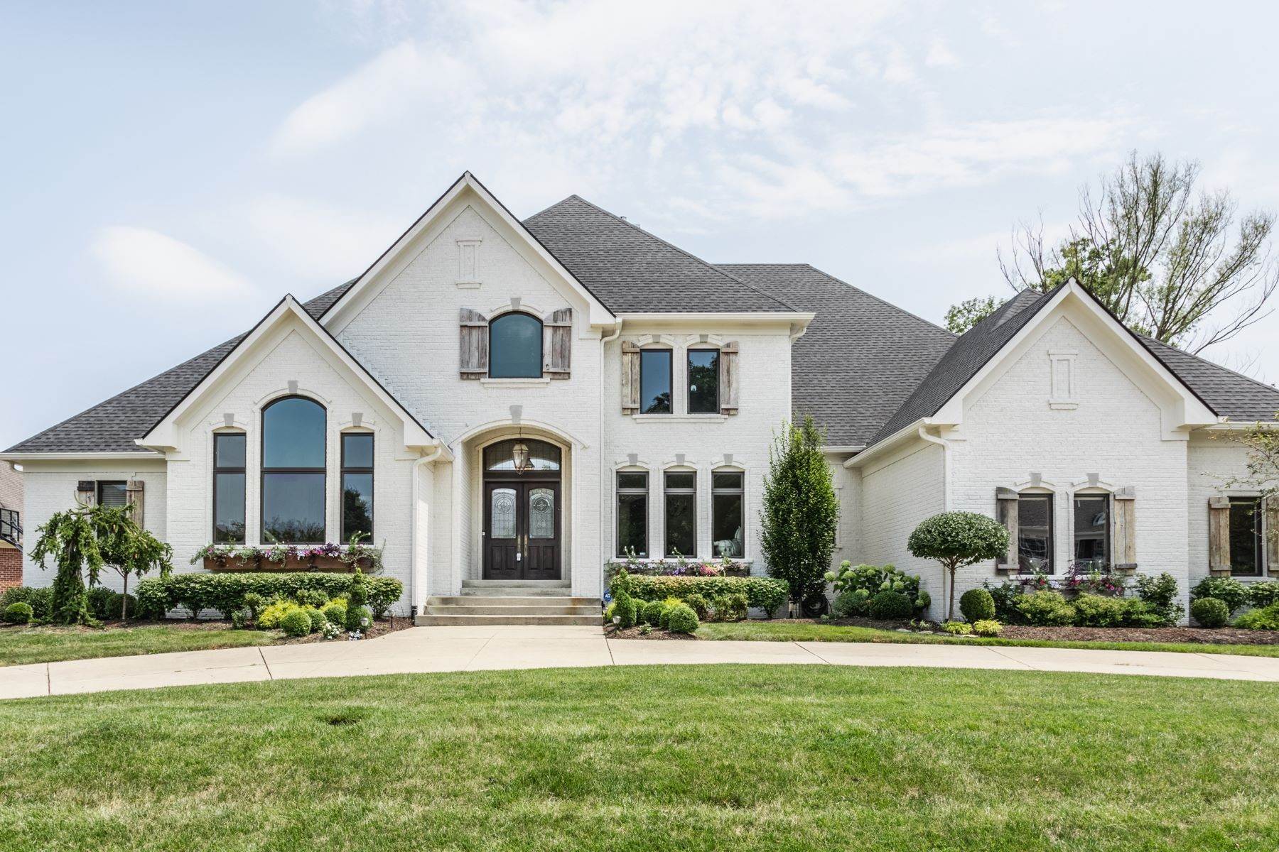Single Family Homes pour l Vente à Luxury Home in Gated Windemere 10415 Charter Oaks Drive Carmel, Indiana 46032 États-Unis