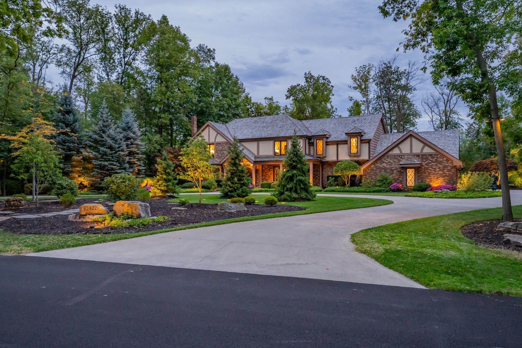 Single Family Homes для того Продажа на English Tudor with 5.500+ Square Feet 10422 Vermilyea Pass Fort Wayne, Индиана 46804 Соединенные Штаты